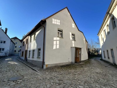 Zentrumsnah. Solide. Vielseitig. – Einfamilienhaus mit Hof, Garage & Ausbaureserve