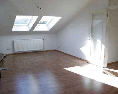 * seit 1992 IMMO-ZAHN * NUR für SINGLE oder PAAR: Charmantes 3-Zi.Dachstudio mit SÜD-BALKON *