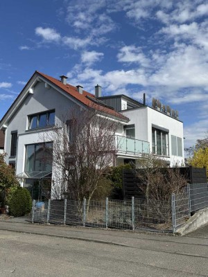 Komfortable OG-Wohnung mit EBK , Aufzug ,TG und Balkon
