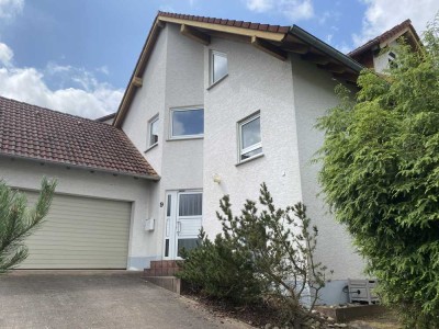 BEAUTIFUL FREESTANDING HOUSE WITH DOUBLE GARAGE!