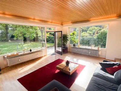 Großzügig geschnittene Ergeschosswohnung mit wunderschönem Garten