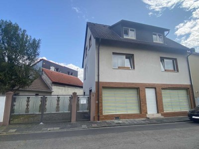 Wohn-/Geschäftshaus (2 Wohnungen und Ladengeschäft) mit Doppelgarage in ruhiger Lage von Mainhausen