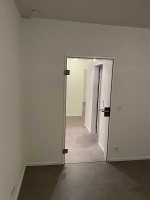 Exklusive, sanierte 1-Zimmer-Wohnung mit gehobener Innenausstattung mit Balkon in köln