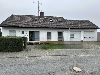 Schönes 4 Parteien-Haus ruhige Lage mit großem Garten, 2 Garagen und 2 Stellplätze