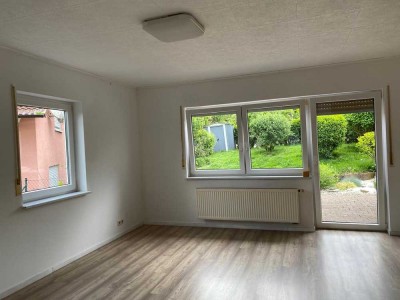 Ansprechende und vollständig renovierte 2-Raum-Erdgeschosswohnung mit Terasse und EBK in Osterburken