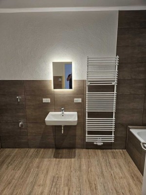 Schöne, große 2  Zimmer-Wohnung Erstbezug nach Sanierung