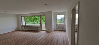 Frisch renovierte, ruhige Wohnung mit Balkon und Garage wartet auf Mieter.