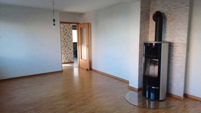 Exklusive 3-Raum-Hochparterre-Wohnung mit gehobener Innenausstattung mit Balkon und EBK in Maintal