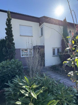 REIHENMITTELHAUS MIT GARTEN & EINZELGARAGE - in Kornwestheim