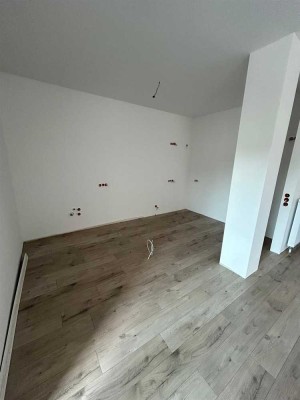 Erstbezug nach San.! Großzügige 3-Zimmer Loft mit Wanne, Dusche und Riesenloggia in ruhiger Lage!