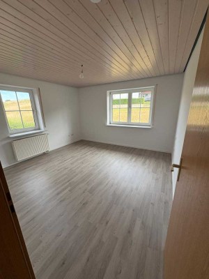 Freundliche und vollst. renovierte 4-Raum-Wohnung mit geh. Innenausstattung mit Balkon in Bibergau