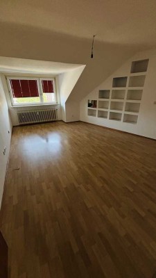 Tolle 2-Zimmer Dachgeschoss-Wohnung !