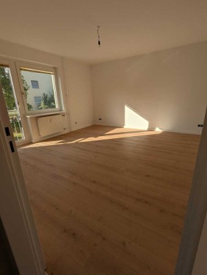 Lichtdurchflutete 3 Zimmer-Wohnung mit Balkon & schöner Aussicht in Berlin-Rudow.