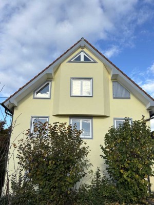 Schöne, helle Maisonette Wohnung mit Balkon