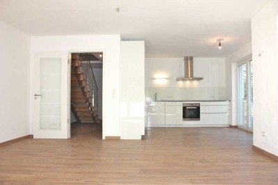 Sonnige 4-Zimmer Maisonette-Wohnung mit 2 Balkonen und EBK, Nähe Emmeramsmühle am Englischen Garten