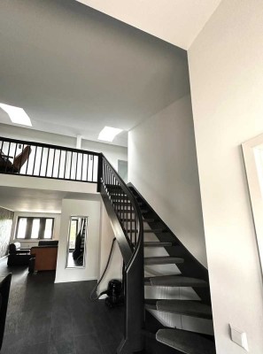 Lichtdurchflutete Maisonette-Wohnung mit Balkon und Tiefgaragenstellplatz