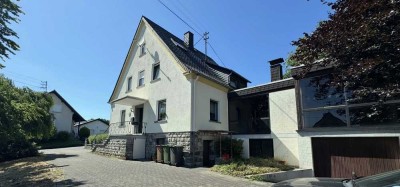 Freistehendes Einfamilienhaus mit sehr großem Wintergarten und Kamin