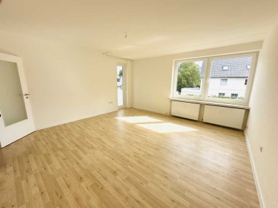 Helle, renovierte 3-Zimmer-Wohnung mit EBK, Balkon + PKW-Stellplatz