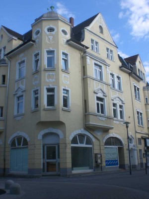2 Zimmer, mit großer Wohnküche - WG geeignet, Jugendstil Stuckaltbau, in Fußgängerzone, Nahe Zentrum
