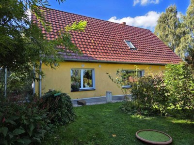 SCHÖNES EINFAMILIENHAUS AUF GROSSEM GRUNDSTÜCK
