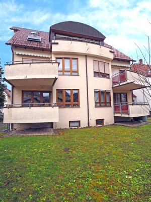 3,5 Zimmer-Wohnung mit ausgebautem Dachgeschoss- XXL Balkon und Garten - zentrale Wohnlage