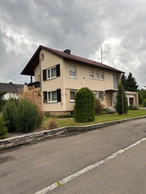 Großzügige Immobilie mit viel Potential auf 1000 m² Grundstück - Sanierungsbedürftig
