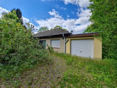 Modernisierungsbedürftiges Einfamilienhaus mit Garage in guter und idyllischer Wohnlage