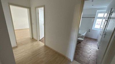 Frei ab 1.11.25 - 1.OG - Laminat /  Bad mit Wanne + Fenster