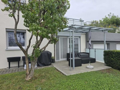 Moderne 2 ½-Zimmer-Wohnung mit Terrasse und Garage in Owen zu vermieten!