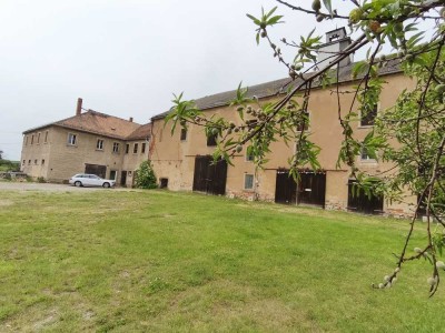 Historisches Freigut bei Meißen: Zukunftsweisendes Wohnen mit Torhaus, Scheune und Tiny-Haus
