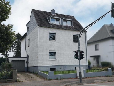 NEU: Sanierungsbedürftiges 2-Familienhaus auf 912 m² großem Grundstück + Garage