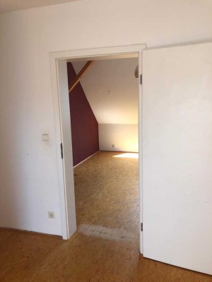 Freundliche und vollständig renovierte 4-Zimmer-Dachgeschosswohnung in Wuppertal