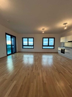 Überraschend hell, angenehm hoch mit 2 Balkone