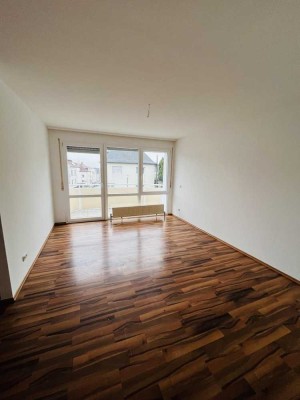 Schöne 2-Zimmerwohnung mit Balkon, EBK & Stellplatz in bester Lage von Offenbach-Bieber