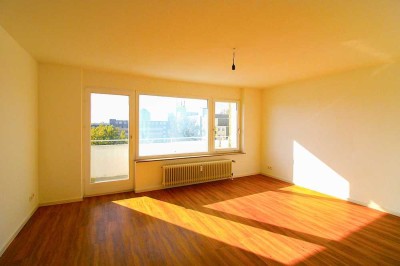 Bezugsfrei! Lichtdurchflutete 2-Zi.-Wohnung mit Balkon in Top-Lage