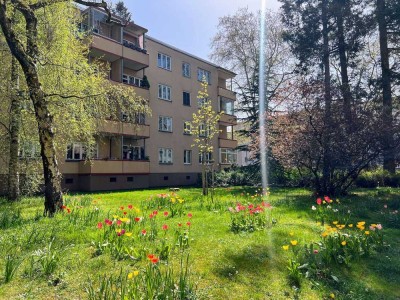 Sofort einziehen: ruhige 2-Zi.-Wohnung nahe Stadtpark Steglitz + Westbalkon + Fernwärme + Fensterbad