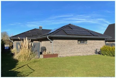 ERDWÄRME: Komfortabler Winkelbungalow Bj 2018 im TOPZUSTAND in ruhiger Lage 10 Minuten nach Husum !