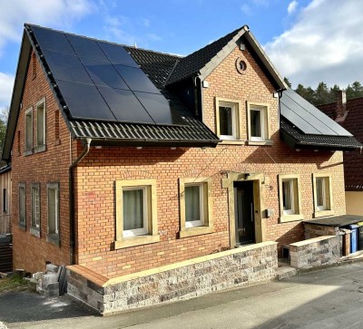 Großzügiges, kernsaniertes Einfamilienhaus mit PV-Anlage, Doppelgarage & Carport und EBK!