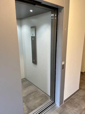 2-Zimmer-Wohnung in perfekter Lage im 2. Obergeschoss mit Fahrstuhl, Stellplatz, Badewanne + Dusche
