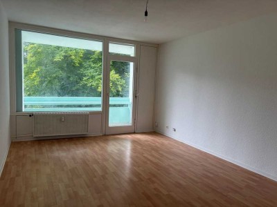 Großzügige 2,5-Zimmer-Wohnung mit Loggia in Mettenhof zu mieten