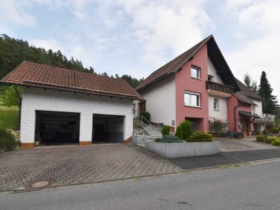 Großzügiges Zweifamilienhaus mit 4 Garagen in idyllischer Lage von Wilhelmsthal