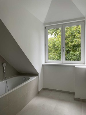 Modernisiertes Dachgeschoss mit Einbauküche