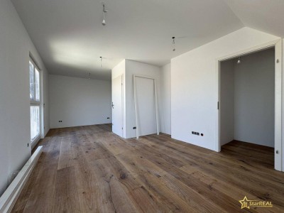 IN SCHLÜSSELFERTIGSTELLUNG! PRIMA WOHNLAGE NÄHE BADETEICH. 80m² SÜD-WEST-GARTEN. 5 ZIMMER, 2 BÄDER, 3 WC´s. PROVISIONSFREI.