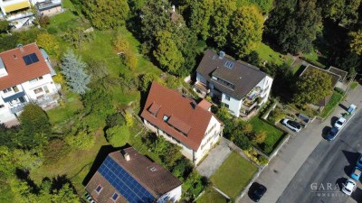 Zweifamilienhaus mit großem Grundstück, Bauplatz und drei Garagen in Stuttgart-Rohracker