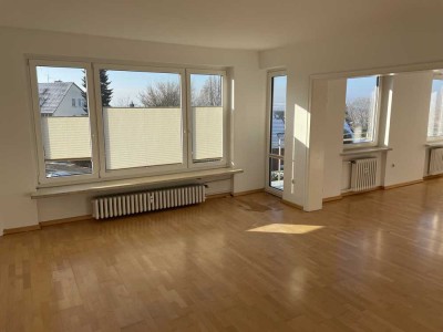 Schöne 3,5 ZKB-Wohnung mit Balkon und Garage