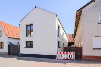 Schlüsselfertige, Kernsanierte Wohnung in Zweifamilienhaus – KfW-Förderung möglich