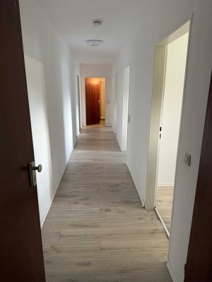 **Ohne Provision**Freie Wohnung im Erdgeschoss, 4 Zimmer, Garage, Keller und, und... und