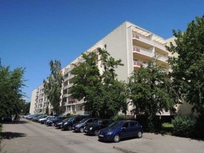 Hochwertig sanierte 1-Raumwohnung mit großem Balkon in Olvenstedt!