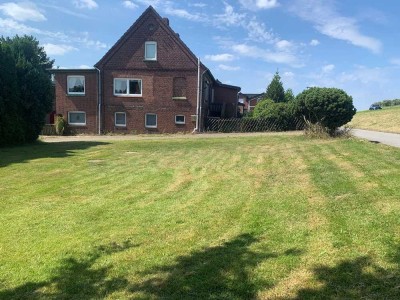 Interessant vielseitig: Ältere Doppelhaushälfte 
und sonniger Bauplatz mit herrlichem Weitblick