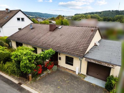 **Attraktiver großzügiger Bungalow in massiver Bauweise mit Ausbaupotenzial und schönem Garten**